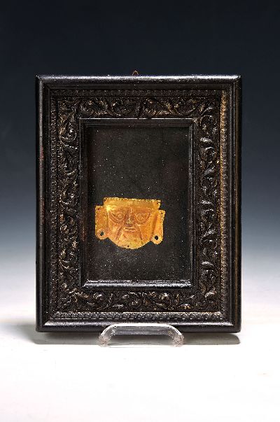 Replik bzw. Miniatur einer peruanischen Sican Goldmaske, 1980er-Jahre, 18 Karat-Gold, 4x5 ,5 cm, ca. 4g, Goldblech geprägt, ikonographisch ...