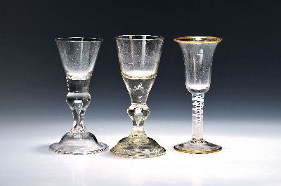 3 Biedermeiergläser, Lauenstein, 18./19.Jh., Pokalglas um 1820, Nodus mit Luftblase, H. 17,5 cm; Pokalglas mit graviertem aber freiem Spruchband, um ...