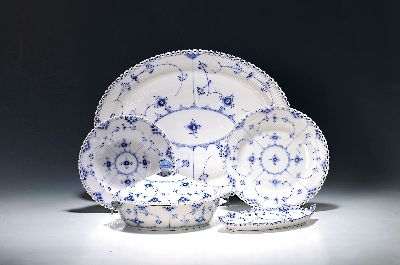 Speiseservice, Royal Copenhagen, Musselmalet Vollspitze, 2. Wahl, 6 Menueteller, D. 25cm, Suppenteller D. 22 cm, große ovale Platte L. 48 cm, ovale ...