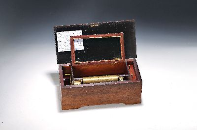 Walzenspieluhr, wohl Schweiz, um 1900,, Gehäuse mit Palisanderfurnier, floraler Marketerie, doppelte Fadeneinlagen, innen Walze mit ca. 14 cm langem ...