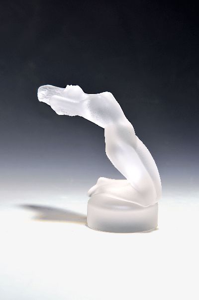 Glasskulptur "Chrysis", Lalique, Formglas mattiert, am Fuß signiert, H. ca. 12.5 cm, orig. Karton