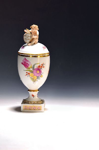 Deckelpokal, Royal Copenhagen, 20. Jh., beidseitiger Blumendekor, klassizistische Form, Deckel mit Puttobekrönung, auf Schild bez. in Gold Souvenier ...