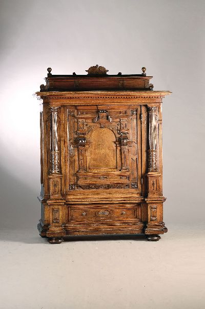 Renaissance Schrank, um 1880, Nußbaumfurnier, z.T. massiv, eintürig, aufwendig verkröpft, mit architektonischer Gliederung, flankiert von ...