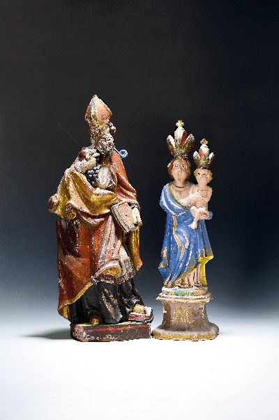 Zwei Bildschnitzereien/Heiligenfiguren, 1. böhmische Madonna mit Kind, wohl Mitte 19. Jh., geschnitzt und bunt gefasst, Fassung z.T. abgeblättert, ...