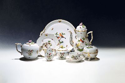 Service, Herend, Rothschild, 20. Jh., komplett für 8 Personen, Kaffeekanne, Teekanne, 8 Tassen mit Untertassen, 8 Dessertteller, Zuckerdose, ...
