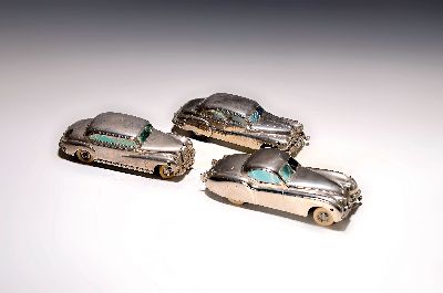 3 Kölner Automodelle, Mercedes, Jaguar und Buick, Prämeta, Britische Zone, 1950er-Jahre , Metallgussgehäuse vernickelt, Federaufzug, Mercedes-Benz ...