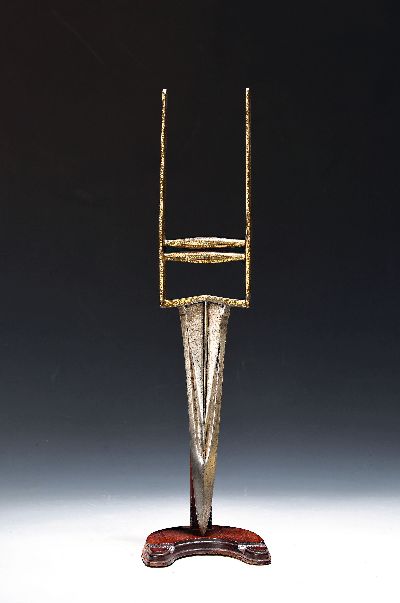 Katar oder Tigerdolch, Indien, 19. Jh., mit reicher Goldtauschierung von Ornamenten und Chrysanthemen, zulaufende Klinge, Gesamtl. ca. 40cm