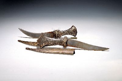 2 Dolche sog. Khanjar, persisch, ausgehendes 19.Jh., Wootz-Stahl, flächendeckende ornamentale Silbertauschierung auf Griffen und Scheiden, 1x mit ...