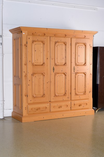 Dreitüriger Schrank, im Barock-Stil, 2.H. 20.Jh., Weichholz massiv, mehrfach kassettiert, Sockel mit 3 Schubladen, seitlich kassettiert, ...