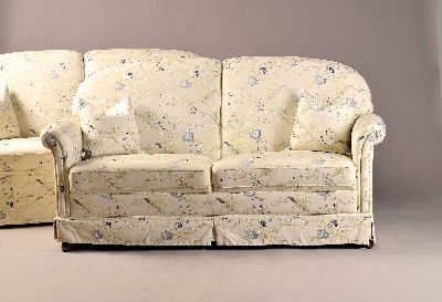 Dreier Sofa-Set, Zweisitzer, Bezug mit Blumenmuster, gepolstert, 4 Kissen, auf Rollen, ca. 81x170x90 cm, EZ 2