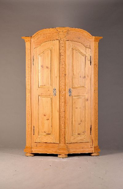 Schrank/Spaltschrank, im Bauernbarock-Stil, 20.Jh., Weichholz massiv, zweitürig, vierfach kassettiert, Flachschnitzereien, leicht geschwungener ...