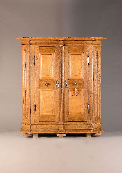 Barockschrank, wohl Hessen, 2.H. 18.Jh., Eiche massiv, Rahmenfüllungen aus Obstholz, vierfach kassettiert, Eisenbeschläge, seitlich mit leichtem ...