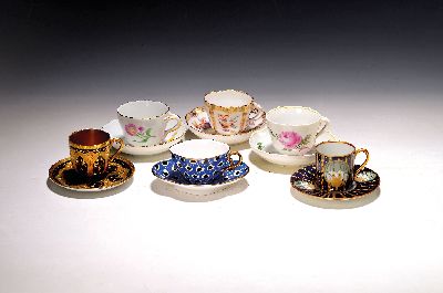 Set aus 7 Mokkatassen, u.a. 4x Meissen, Porzellan, 1x Lomonossov, St. Petersburg, blauer Pfauenaugendekor; 4x Meissen: Meissener Rose (2.Wahl), gelbe ...