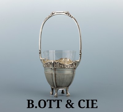 Henkelschale, deutsch, um 1901-15, 800er Silber, kannelierter halbkugeliger Korpus, auf4 Füßen, reliefierter Rand mit floraler Ornamentik, ...