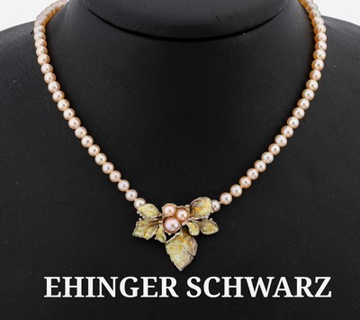 Perl-Collier mit EHINGER SCHWARZ Email- Mittelteil, Süßwasserzuchtperlen, D. ca. 4 mm, florales Mittelteil, 925er Silber, transluzides Email, L. ...