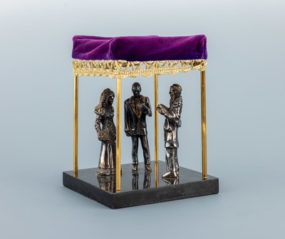 Judaica Skulptur, Jüdische Hochzeit, 925er Silber gefüllt, Miniatur einer jüdischen Hochzeit, Brautpaar und Rabbi, auf schwarzem Mamorsockel ...