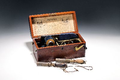 Handkurbel-Induktionsapparat für Elektrotherapie, England/USA, um 1870-90, vollständiges Kurbelgerät im Mahagonikasten, der Apparat erzeugt einen ...
