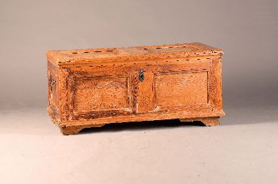 Barock Deckeltruhe, 18.Jh., Weichholz massiv, mehrfach kassettiert, seitlich jeweils mit einem Eisengriff, innen mit Stoff ausgekleidet, orig. ...