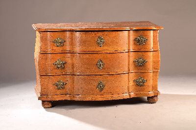 Barock-Kommode, um 1740/50, Eichenfurnier, 3 Schubladen, Messingbeschläge, doppelt geschwungen, l. bombierte Form, ca. 79x127x66 cm, EZ 2-3