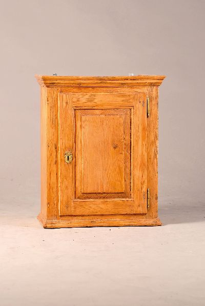 Barock-Wandschränkchen, 18.Jh., Weichholz, eintürig kassettiert, ehemalig behandelter Wurmbefall, innen mit einem Einlegeboden, ca. 64x52x30 cm, EZ ...