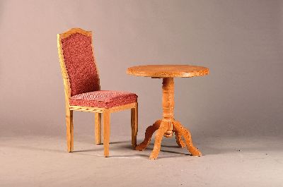 Stuhl mit Tisch, Stilmöbel, 20.Jh., Weichholz massiv, Stuhl gepolstert und bezogen, H. ca. 107 cm, EZ 2