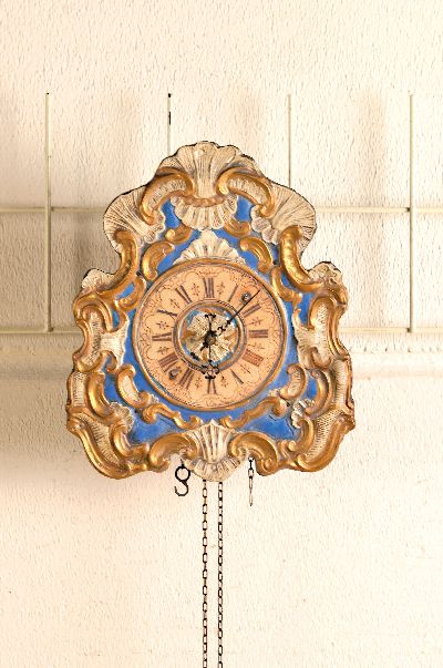 Wanduhr, nach altem Vorbild, 1960, geprägte Zifferblattumrandung, farblich gefaßt, Messingplatinenwerk, Hakengang, Schlag auf Glocke, Antrieb über ...
