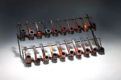 Konvolut aus 34 Pfeifen namhafter Hersteller, u.a. Dr. Grabow, Excelsior, Savinelli und Lorenzo, dazu zwei Pfeifenständer, vor 1990, alle Pfeifen ...