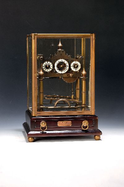 Kugeluhr nach Sir William Congreve, sog. "Rolling Ball Clock", England um 1900, Holzsockel mit Lade, darin Schlüssel und Laufkugel, mittig ...