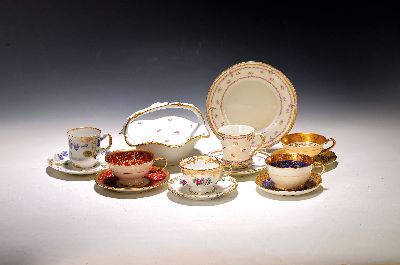 Kleine Sammlung aus 9 Mokkatassen mit Untertassen, 50er Jahre, Limoges, Tirschenreuth, Haviland etc., teils mit reicher Goldstaffage, dazu ein ...