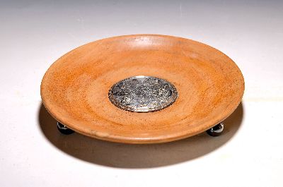 Anbietschale, deutsch, 70er Jahre, Holz, mittig 935er Silberplakette mit graviertem floralem Dekor, bez. Handarbeit, auf drei Kugelfüssen stehend, ...