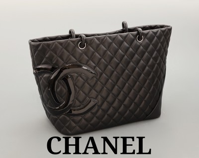 CHANEL Cambon Ligne Tote Bag, schwarzes Lammleder in typ. Chanel Step, aufgel. CC- Emblem in schwarzem Lackleder, 2 Ledertrage- henkel, ...