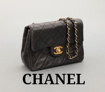CHANEL Vintage Classic Square Mini Flap Bag, schwarzes Lammleder in typ. Chanel Steppung, Schulterkette und Verschluss Metall verg., innen ...