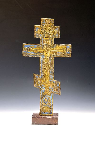 Orthodoxes Segenskreuz, um 1900, Bronze, reich reliefiert und partiell blau emailliert, H. ca. 34cm
