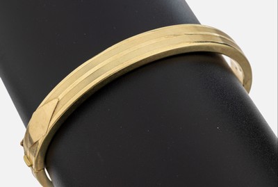 14 kt Gold Armreif, GG 585/00, wohl gefüllt, Oberfläche strukt., D. ca. 6.2 x 5.5 cm, Klappscharnier, Kastenschloss mit Sicherheitsacht, ca. 20.6 g