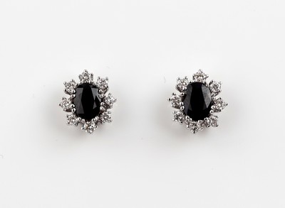 Paar 14 kt Gold Saphir-Brillant-Ohrstecker, WG 585/000, 2 ovalfacett. Saphire zus. ca. 1.60 ct, 16 Brillanten zus. ca. 0.48 ct Weiß/si, ca. 3.9 g, 1 ...