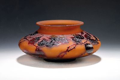 Große Vase, Emile Gallé, um 1900, farbloses Glas, zweifach überfangen, brauner Außenüberfang mit Rosendekor, umlaufend, leicht gedrückte Form, ...