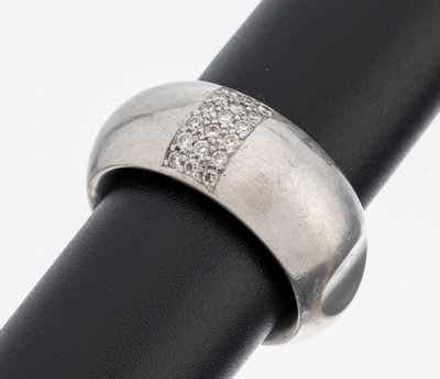 Platin Brillant-Ring, Pt 950/000, schwere massive Verarbeitung, 18 Brillanten zus. ca. 0.25 ct feines Weiß/lr (Angaben grav.), RW 58,ca. 23.8 g, ...