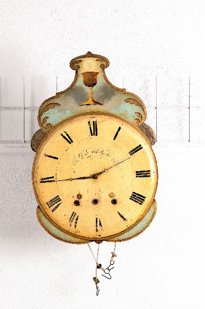 Größere Wanduhr mit Viertelstundenschlag, Schwarzwald Mitte 19 Jh., Zifferblatt in Barockform mit gewölbten Ziffernbereich in Tellerform, im ...
