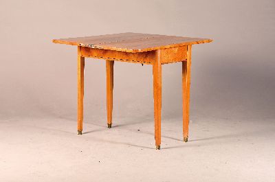 Biedermeier Spieltisch, um 1830/40, Nußbaumfurnier, aufklappbar, auf langen Beinen, ca. 77x87x43 cm, EZ 2-3