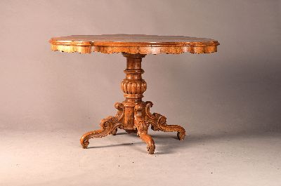 Salontisch, um 1880, Nußbaumwurzelholzfurnier, kräftige Balustersäule auf Volutenfüssen, ca. 72x126x89cm, EZ 2