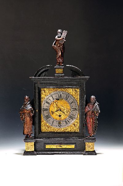 Stockuhr, Süddeutschland, 18. Jh. schwarz gefasstes Holzgehäuse, profiliert, (ehemals mit Füßen), Glastüre vo. und hi., Sprenggiebel, Uhr ...