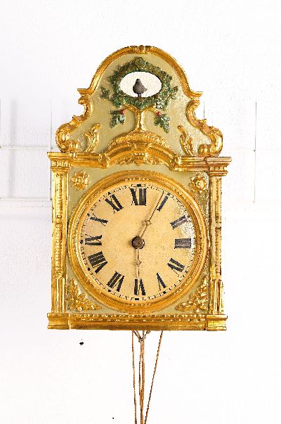 Sog. Flötenuhr mit beweglichem Vogel, Schwarzwald um 1800, geschnitztes Zifferblatt mit erhabenen Ziffernkreis, restauriert und partiell neu ...