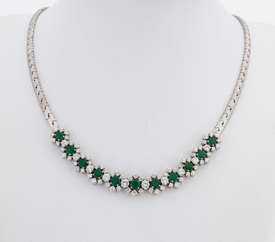 18 kt Gold Smaragd-Brillant-Collier, 1970er Jahre, WG 750/000, Mittelteil mit 11 rundfacett. Smaragde zus. ca. 5.20 ct, 78 Brillanten zus. ca. 3.00 ...