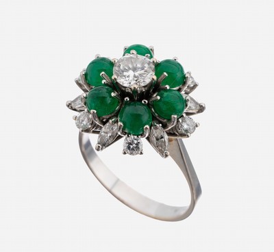 18 kt Gold Diamant-Smaragd-Ring, 1970er Jahre, WG 750/000, mehrstufiger Aufbau, mittig Brillant ca. 0.65 ct Weiß/si, 6 runde Smaragd-Cabochons zus. ...