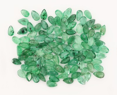 Lot lose Smaragde zus. ca. 20.10 ct, facett. Tropfen, versch. Farbnuancen, Ausfassware