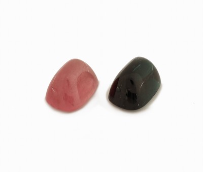 Lot 2 lose Turmalincabochons zus. ca. 27.60 ct, versch. Formen, Farben und Größen