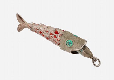 Anhänger "Fisch", 800er Silber, im Stil eines Duftfisch, in sich bewegl. gearbeitet, Oberfläche part. strukt., Schuppen mit rotem ...