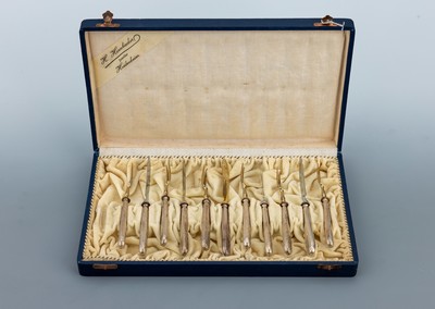 Obstbesteck, deutsch, um 1890-1900, 800er Silber, Griffe mit neoklassizistischem Dekor, Griffe gefüllt, Gebrauchsteile Metall verg., Vergoldung ...