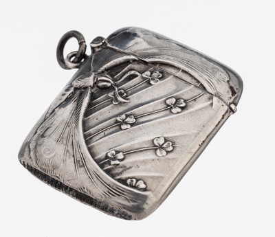 Jugendstil Streichholzetui, Frankreich um 1900, 800er Silber, beids. Dekor mit Blüten und Libelle, sehr elegante Linien- führung, Anhängeöse, ...