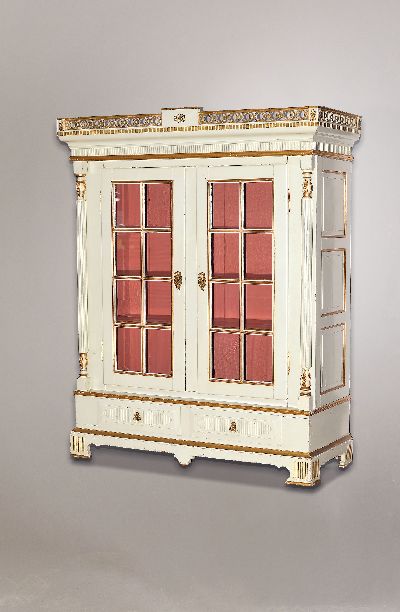 Klassizistischer Bücherschrank, wohl Frankreich, 19.Jh., weiß und goldgefasst, zwei Türen mit Sprossenverglasung, Paar kannelierte Vollsäulen ...